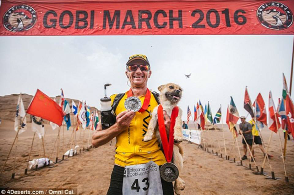 Maratonista australiano corre junto perro callejero