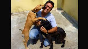 hombre que adoptó 735 perros abandonados