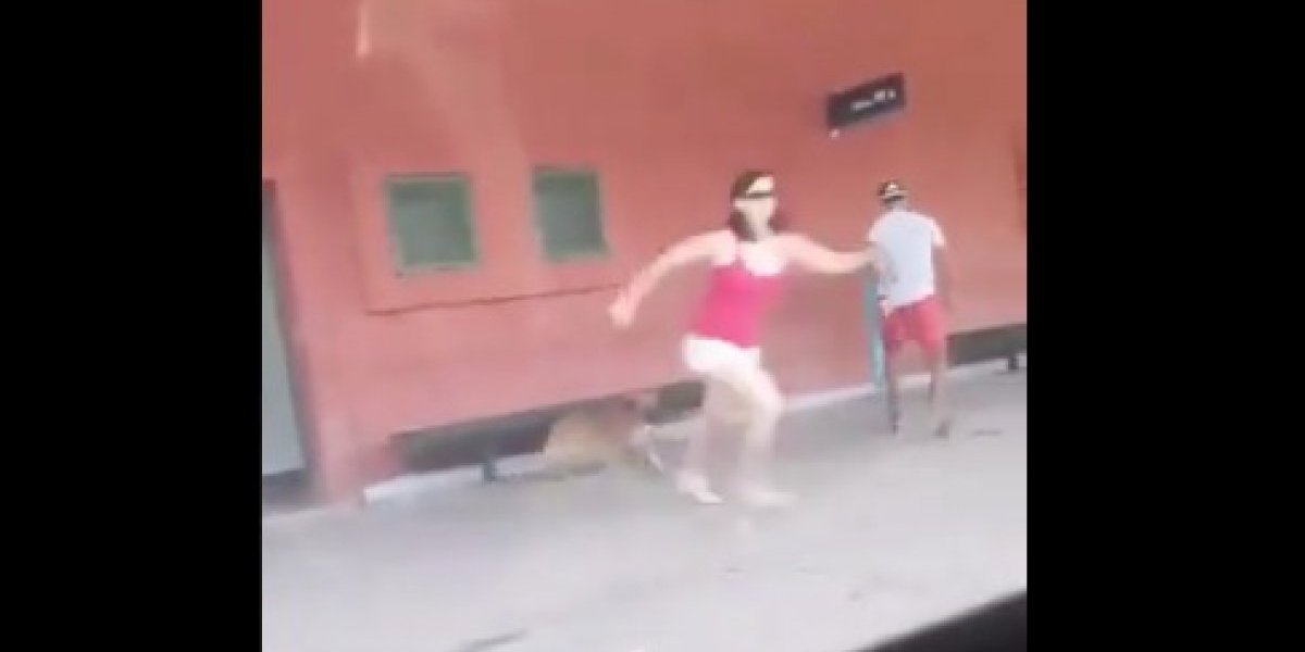 Mujer abandona a su perro en una estación del tren