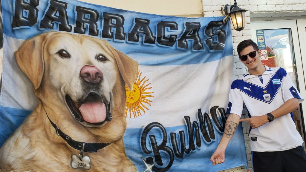 Bubba perro en la bandera de argentina Qatar 2022